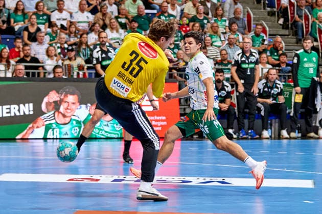 Rutger Ten Velde (FRISCH AUF Goeppingen 5) wirft unter Joel Birlehm (TSV Hannover-Burgdorf DIE RECKEN 35) auf das Tor TSV Hannover-Burgdorf - vs. FRISCH AUF Goeppingen, Handball Bundesliga, HBL, Saison 2026 2027 27.09.2026 -Pressefoto Jan-Frederic Helbig TSV Hannover-Burgdorf - vs. FRISCH AUF Goeppingen, Handball Bundesliga, HBL, ZAG Arena, Opel Handball-Bundesliga, Saison 2026 2027, 27.09.2026 Hannover Copyright: xEibner-Pressefoto Jan-FredericxHx EP_JHG
