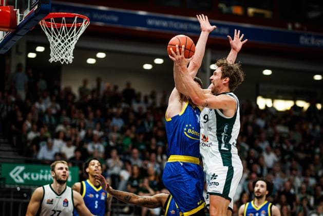 Marco Hollersbacher (Gladiators Trier) im Zweikampf mit Alex Herrera (Science City Jena), Aktion Action Vet Concept Gladiators Trier vs Science City Jena, Basketball, easyCredit BBL, 2. Spieltag, Saison 2026 2027, 27.09.2026 Vet Concept Gladiators Trier vs Science City Jena, Basketball, easyCredit BBL, 2. Spieltag, Saison 2026 2027, 27.09.2026 Copyright: xEibnerxPressefotox EP_ANS
