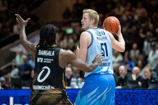 Bent Leuchten (Nr. 51 Rostock Seawolves) gegen Zaba Bangala (Nr. 0 Basketball Loewen Braunschweig) GER, Basketball Loewen Braunschweig gegen Rostock Seawolves, Basketball, easyCredit BBL, Woche 3, Spielzeit 2026 27, 27.09.2026 GER, Basketball Loewen Braunschweig gegen Rostock Seawolves, Basketball, easyCredit BBL, Woche 3, Spielzeit 2026 27, 27.09.2026 Braunschweig Copyright: xEibner-Pressefoto DanielxREINELTx EP_DRT