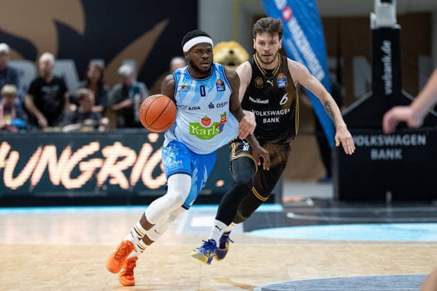TJ Crockett Jr. (Nr. 0 Rostock Seawolves) gegen Ferdinand Zylka (Nr. 6 Basketball Loewen Braunschweig) GER, Basketball Loewen Braunschweig gegen Rostock Seawolves, Basketball, easyCredit BBL, Woche 3, Spielzeit 2026 27, 27.09.2026 GER, Basketball Loewen Braunschweig gegen Rostock Seawolves, Basketball, easyCredit BBL, Woche 3, Spielzeit 2026 27, 27.09.2026 Braunschweig Copyright: xEibner-Pressefoto DanielxREINELTx EP_DRT