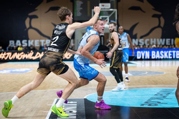 Arthur Konontsuk (Nr. 34 Rostock Seawolves) gegen Benny Schroeder (Nr. 2 Basketball Loewen Braunschweig) GER, Basketball Loewen Braunschweig gegen Rostock Seawolves, Basketball, easyCredit BBL, Woche 3, Spielzeit 2026 27, 27.09.2026 GER, Basketball Loewen Braunschweig gegen Rostock Seawolves, Basketball, easyCredit BBL, Woche 3, Spielzeit 2026 27, 27.09.2026 Braunschweig Copyright: xEibner-Pressefoto DanielxREINELTx EP_DRT