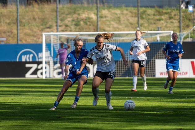 27.09.2026, xjyhynx, Fussball DFB Pokal Frauen 1.Runde, Karlsruher SC - Eintracht Frankfurt, v.l. Mia Rodach (17, Karlsruher SC) im Zweikampf mit Jamilla Rankin (15, Eintracht Frankfurt) Karlsruhe