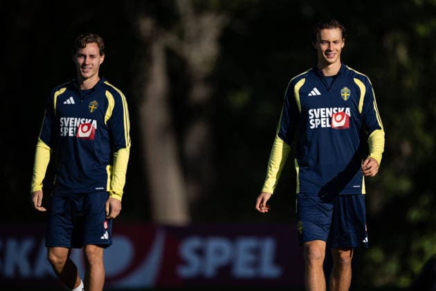 260927 Hampus Skoglund and John Mellberg of the Swedish men s national football team at a training session on September 27, 2026 in Stockholm. Photo: Emma Wallskog BILDBYRAN kod EW EW0711 fotboll football soccer fotball nations league uefa nations league träning practice training sverige sweden sverige a bbeng Copyright: EMMAxWALLSKOG BB260927EW023