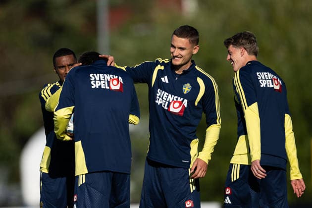 260927 Paulos Abraham, Gustaf Lagerbielke and Alexander Bernhardsson of the Swedish men s national football team at a training session on September 27, 2026 in Stockholm. Photo: Emma Wallskog BILDBYRAN kod EW EW0711 fotboll football soccer fotball nations league uefa nations league träning practice training sverige sweden sverige a bbeng Copyright: EMMAxWALLSKOG BB260927EW025