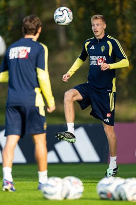260927 Hugo Larsson of the Swedish men s national football team at a training session on September 27, 2026 in Stockholm. Photo: Emma Wallskog BILDBYRAN kod EW EW0711 fotboll football soccer fotball nations league uefa nations league träning practice training sverige sweden sverige a bbeng Copyright: EMMAxWALLSKOG BB260927EW028
