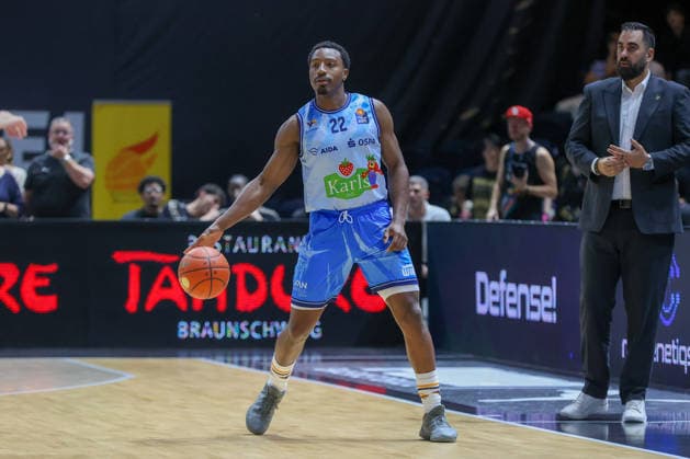 27.09.2026, xgox, Basketball - easyCredit BBL, Basketball Loewen Braunschweig - Rostock Seawolves emspor, v.l. Johnathan Stove (Rostock, 22) am Ball, plays the ball Braunschweig