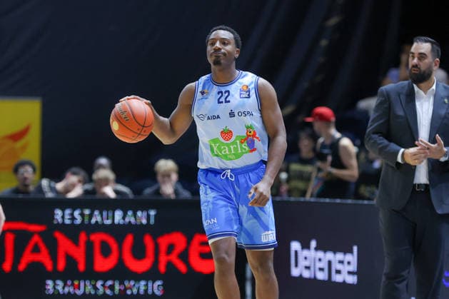 27.09.2026, xgox, Basketball - easyCredit BBL, Basketball Loewen Braunschweig - Rostock Seawolves emspor, v.l. Johnathan Stove (Rostock, 22) am Ball, plays the ball Braunschweig
