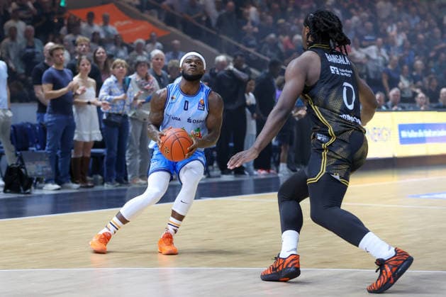 27.09.2026, xgox, Basketball - easyCredit BBL, Basketball Loewen Braunschweig - Rostock Seawolves emspor, v.l. TJ Crockett Jr (Rostock, 0) am Ball, plays the ball Braunschweig