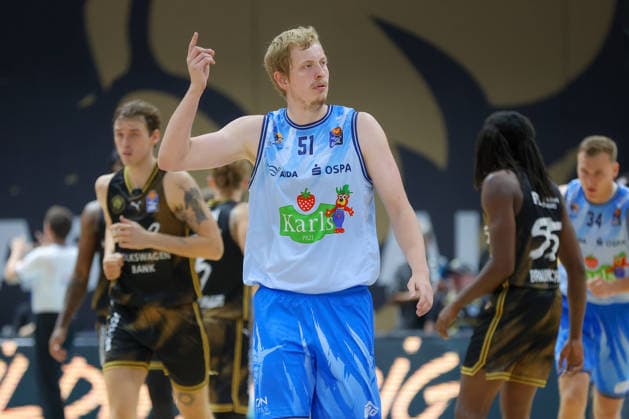 27.09.2026, xgox, Basketball - easyCredit BBL, Basketball Loewen Braunschweig - Rostock Seawolves emspor, v.l. Bent Leuchten (Rostock, 51) gibt Anweisungen, gestikuliert mit den Armen, gesticulate, gives instructions Braunschweig