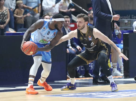 Tj Crockett jr. (Rostock Seawolves), Ferdinand Zylka (Basketball Loewen Braunschweig) Basketball, Herren, Saison 2026 2027, easyCredit Basketball-Bundesliga, Basketball Loewen Braunschweig gegen Rostock Seawolves