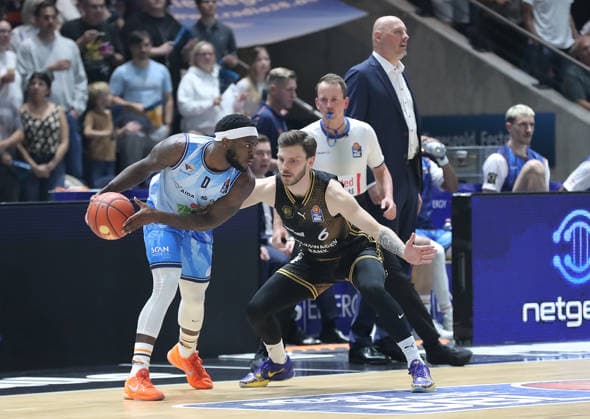 Tj Crockett jr. (Rostock Seawolves), Ferdinand Zylka (Basketball Loewen Braunschweig) Basketball, Herren, Saison 2026 2027, easyCredit Basketball-Bundesliga, Basketball Loewen Braunschweig gegen Rostock Seawolves