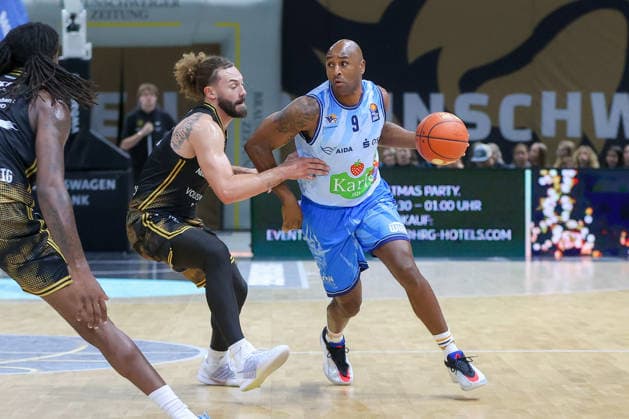 27.09.2026, xgox, Basketball - easyCredit BBL, Basketball Loewen Braunschweig - Rostock Seawolves emspor, v.l. Devin Askew (Braunschweig, 5), DeAndre Lansdowne (Rostock, 9) Zweikampf, Duell, Kampf, tackle Braunschweig