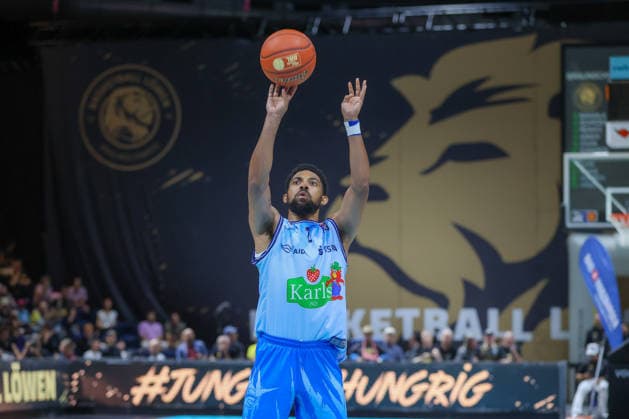 27.09.2026, xgox, Basketball - easyCredit BBL, Basketball Loewen Braunschweig - Rostock Seawolves emspor, v.l. Zach Copeland (Rostock, 2) am Ball, plays the ball Braunschweig