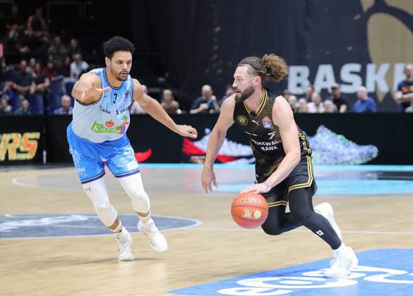 Dominic Lockhart (Rostock Seawolves), Devin Askew (Basketball Loewen Braunschweig) Basketball, Herren, Saison 2026 2027, easyCredit Basketball-Bundesliga, Basketball Loewen Braunschweig gegen Rostock Seawolves