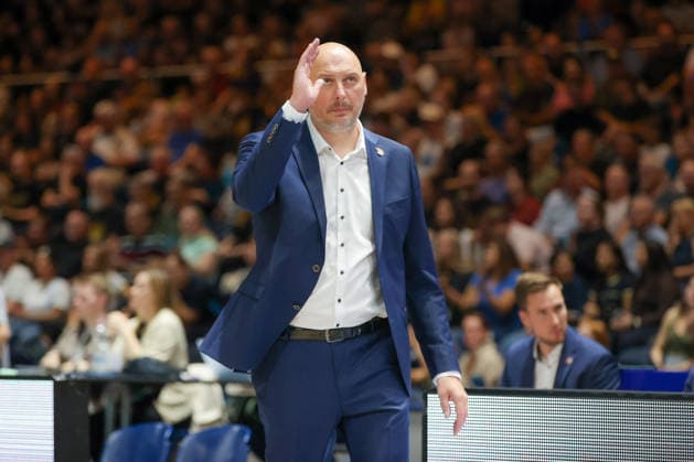 27.09.2026, xgox, Basketball - easyCredit BBL, Basketball Loewen Braunschweig - Rostock Seawolves emspor, v.l. Przemyslaw Frasunkiewicz (Rostock, Trainer) enttaeuscht, schaut enttaeuscht, niedergeschlagen, disappointed Braunschweig