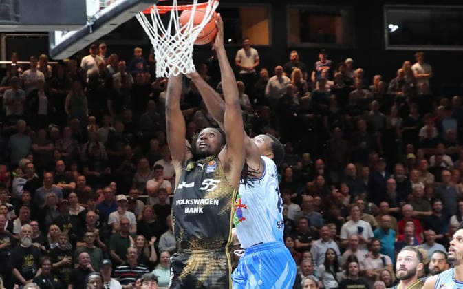Dunking Tajh Green (Basketball Loewen Braunschweig) Basketball, Herren, Saison 2026 2027, easyCredit Basketball-Bundesliga, Basketball Loewen Braunschweig gegen Rostock Seawolves