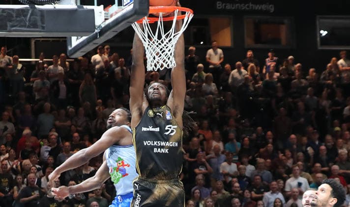 Dunking Tajh Green (Basketball Loewen Braunschweig) Basketball, Herren, Saison 2026 2027, easyCredit Basketball-Bundesliga, Basketball Loewen Braunschweig gegen Rostock Seawolves