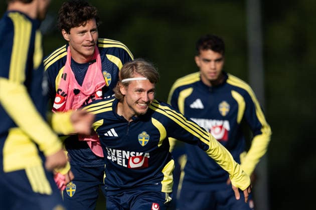 260927 Victor Nilsson Lindelöf and Sebastian Nanasi of the Swedish men s national football team at a training session on September 27, 2026 in Stockholm. Photo: Emma Wallskog BILDBYRAN kod EW EW0711 fotboll football soccer fotball nations league uefa nations league träning practice training sverige sweden sverige a bbeng Copyright: EMMAxWALLSKOG BB260927EW050