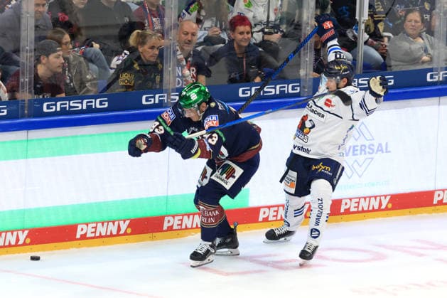 27.09.2026, GER ,DEU, Deutschland, Leonhard Pfoederl ( Eisbaeren Berlin 93 ), Lua Niehus (Iserlohn Roosters 18) nordphoto GmbH Engler Berlin Uber-Arena Berlin Deutschland Copyright: xNordphotox xEnglerx