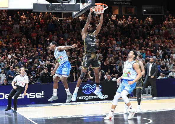 Dunking Tajh Green (Basketball Loewen Braunschweig) Basketball, Herren, Saison 2026 2027, easyCredit Basketball-Bundesliga, Basketball Loewen Braunschweig gegen Rostock Seawolves