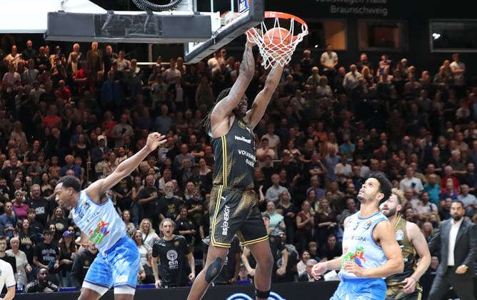Dunking Tajh Green (Basketball Loewen Braunschweig) Basketball, Herren, Saison 2026 2027, easyCredit Basketball-Bundesliga, Basketball Loewen Braunschweig gegen Rostock Seawolves