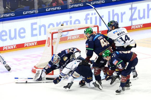27.09.2026, GER ,DEU, Deutschland, Jonas Neffin ( Eisbaeren Berlin 75 ), Adam Smith ( Eisbaeren Berlin 4 ), Brandon Davidson ( Eisbaeren Berlin 44 ), Cole Maier (Iserlohn Roosters 14), CHRISTIAN THOMAS (Iserlohn Roosters 27) nordphoto GmbH Engler Berlin Uber-Arena Berlin Deutschland Copyright: xNordphotox xEnglerx