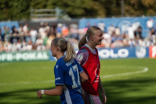 27.09.2026, xjyhynx, Fussball DFB Pokal Frauen 1.Runde, Karlsruher SC - Eintracht Frankfurt, v.l. Mia Rodach (17, Karlsruher SC) und Janne Krumme (21, Eintracht Frankfurt) nach dem Spiel Karlsruhe