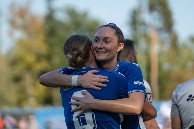 27.09.2026, xjyhynx, Fussball DFB Pokal Frauen 1.Runde, Karlsruher SC - Eintracht Frankfurt, v.l. Mathilda Dillmann (8, Karlsruher SC) umarmt Jule Hartmann (11, Karlsruher SC) Karlsruhe