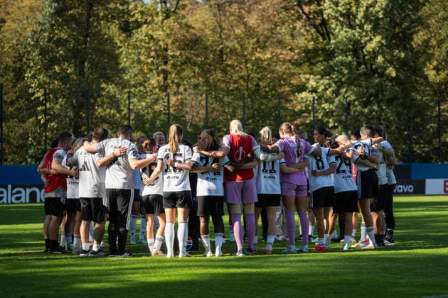 27.09.2026, xjyhynx, Fussball DFB Pokal Frauen 1.Runde, Karlsruher SC - Eintracht Frankfurt, v.l. Eintracht Frankfurt Teamkreis nach dem Spiel Karlsruhe