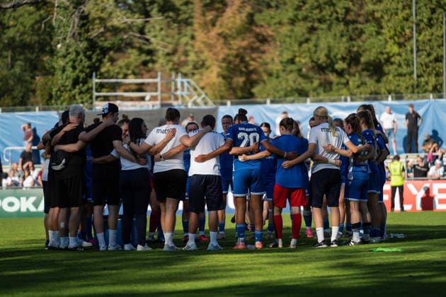 27.09.2026, xjyhynx, Fussball DFB Pokal Frauen 1.Runde, Karlsruher SC - Eintracht Frankfurt, v.l. Karlsruher SC Teamkreis nach dem Spiel Karlsruhe