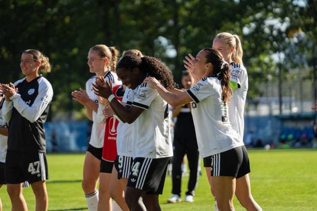 27.09.2026, xjyhynx, Fussball DFB Pokal Frauen 1.Runde, Karlsruher SC - Eintracht Frankfurt, v.l. Geburtstagskind Vivienne Lia (24, Eintracht Frankfurt) lässt sich feiern nach dem Spiel Karlsruhe