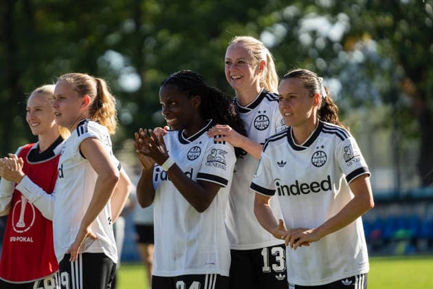 27.09.2026, xjyhynx, Fussball DFB Pokal Frauen 1.Runde, Karlsruher SC - Eintracht Frankfurt, v.l. Geburtstagskind Vivienne Lia (24, Eintracht Frankfurt) lässt sich feiern nach dem Spiel. Mitte Amanda Ilestedt (13, Eintracht Frankfurt) und Hayley Raso (16, Eintracht Frankfurt) Karlsruhe