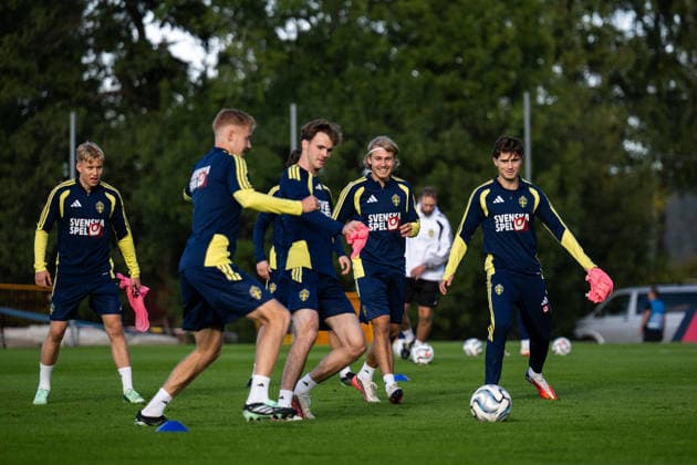 260927 Daniel Svensson, Hugo Larsson, Williot Swedberg, Sebastian Nanasi and Besfort Zeneli of the Swedish men s national football team at a training session on September 27, 2026 in Stockholm. Photo: Emma Wallskog BILDBYRAN kod EW EW0711 fotboll football soccer fotball nations league uefa nations league träning practice training sverige sweden sverige a bbeng Copyright: EMMAxWALLSKOG BB260927EW055