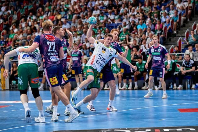 Oskar Neudeck (FRISCH AUF Goeppingen 2) Marian Michalczik (TSV Hannover-Burgdorf DIE RECKEN 22) Daniel Weber (TSV Hannover-Burgdorf DIE RECKEN 58) TSV Hannover-Burgdorf - vs. FRISCH AUF Goeppingen, Handball Bundesliga, HBL, Saison 2026 2027 27.09.2026 -Pressefoto Jan-Frederic Helbig TSV Hannover-Burgdorf - vs. FRISCH AUF Goeppingen, Handball Bundesliga, HBL, ZAG Arena, Opel Handball-Bundesliga, Saison 2026 2027, 27.09.2026 Hannover Copyright: xEibner-Pressefoto Jan-FredericxHx EP_JHG