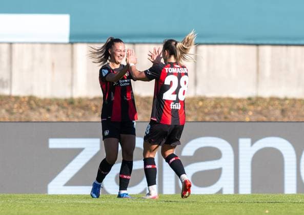 Fußball, Frauen, Saison 2026 2027, DFB-Pokal (1. Runde), FC Viktoria 89 Berlin - Bayer Leverkusen, v. l. Maja Sternad (Bayer 04 Leverkusen), Paulina Tomasiak (Bayer 04 Leverkusen), Jubel nach Tor zum 0:1, 27.09. 2026, Copyright: xMatthiasxKochx