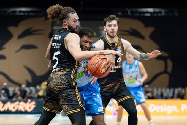Todd Withers (Nr. 33 Rostock Seawolves) gegen Devin Askew (Nr. 5 Basketball Loewen Braunschweig) und Ferdinand Zylka (Nr. 6 Basketball Loewen Braunschweig) GER, Basketball Loewen Braunschweig gegen Rostock Seawolves, Basketball, easyCredit BBL, Woche 3, Spielzeit 2026 27, 27.09.2026 GER, Basketball Loewen Braunschweig gegen Rostock Seawolves, Basketball, easyCredit BBL, Woche 3, Spielzeit 2026 27, 27.09.2026 Braunschweig Copyright: xEibner-Pressefoto DanielxREINELTx EP_DRT