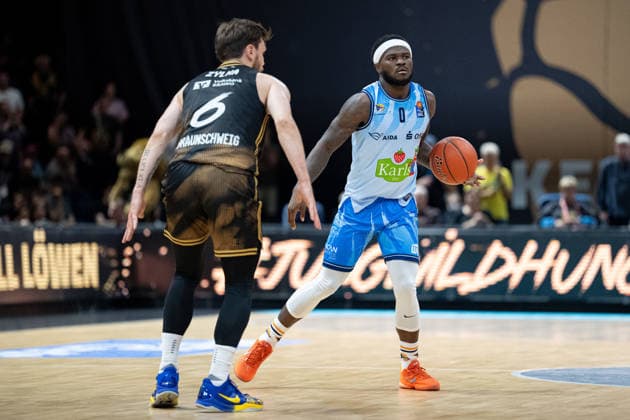 TJ Crockett Jr. (Nr. 0 Rostock Seawolves) gegen Ferdinand Zylka (Nr. 6 Basketball Loewen Braunschweig) GER, Basketball Loewen Braunschweig gegen Rostock Seawolves, Basketball, easyCredit BBL, Woche 3, Spielzeit 2026 27, 27.09.2026 GER, Basketball Loewen Braunschweig gegen Rostock Seawolves, Basketball, easyCredit BBL, Woche 3, Spielzeit 2026 27, 27.09.2026 Braunschweig Copyright: xEibner-Pressefoto DanielxREINELTx EP_DRT