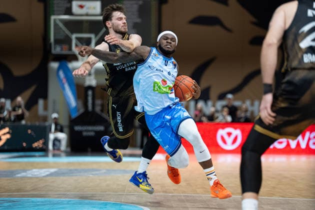 TJ Crockett Jr. (Nr. 0 Rostock Seawolves) gegen Ferdinand Zylka (Nr. 6 Basketball Loewen Braunschweig) GER, Basketball Loewen Braunschweig gegen Rostock Seawolves, Basketball, easyCredit BBL, Woche 3, Spielzeit 2026 27, 27.09.2026 GER, Basketball Loewen Braunschweig gegen Rostock Seawolves, Basketball, easyCredit BBL, Woche 3, Spielzeit 2026 27, 27.09.2026 Braunschweig Copyright: xEibner-Pressefoto DanielxREINELTx EP_DRT