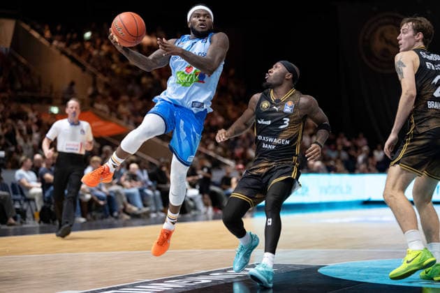 TJ Crockett Jr. (Nr. 0 Rostock Seawolves) in der Luft gegen DeJour Reaves (Nr. 3 Basketball Loewen Braunschweig) GER, Basketball Loewen Braunschweig gegen Rostock Seawolves, Basketball, easyCredit BBL, Woche 3, Spielzeit 2026 27, 27.09.2026 GER, Basketball Loewen Braunschweig gegen Rostock Seawolves, Basketball, easyCredit BBL, Woche 3, Spielzeit 2026 27, 27.09.2026 Braunschweig Copyright: xEibner-Pressefoto DanielxREINELTx EP_DRT