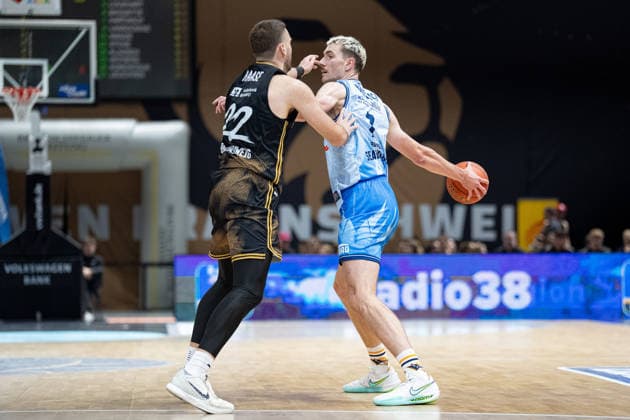 Philipp Hartwich (Nr. 7 Rostock Seawolves) gegen Felipe Haase (Nr. 22 Basketball Loewen Braunschweig) GER, Basketball Loewen Braunschweig gegen Rostock Seawolves, Basketball, easyCredit BBL, Woche 3, Spielzeit 2026 27, 27.09.2026 GER, Basketball Loewen Braunschweig gegen Rostock Seawolves, Basketball, easyCredit BBL, Woche 3, Spielzeit 2026 27, 27.09.2026 Braunschweig Copyright: xEibner-Pressefoto DanielxREINELTx EP_DRT
