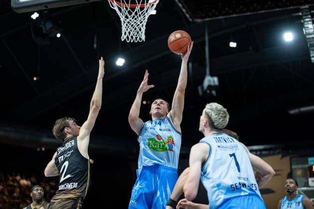 Arthur Konontsuk (Nr. 34 Rostock Seawolves) am Korb gegen Benny Schroeder (Nr. 2 Basketball Loewen Braunschweig) neben Philipp Hartwich (Nr. 7 Rostock Seawolves) GER, Basketball Loewen Braunschweig gegen Rostock Seawolves, Basketball, easyCredit BBL, Woche 3, Spielzeit 2026 27, 27.09.2026 GER, Basketball Loewen Braunschweig gegen Rostock Seawolves, Basketball, easyCredit BBL, Woche 3, Spielzeit 2026 27, 27.09.2026 Braunschweig Copyright: xEibner-Pressefoto DanielxREINELTx EP_DRT