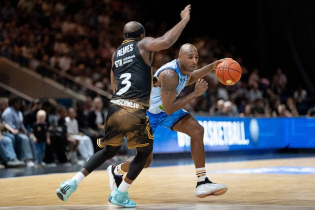 DeAndre Lansdowne (Nr. 9 Rostock Seawolves) gegen DeJour Reaves (Nr. 3 Basketball Loewen Braunschweig) GER, Basketball Loewen Braunschweig gegen Rostock Seawolves, Basketball, easyCredit BBL, Woche 3, Spielzeit 2026 27, 27.09.2026 GER, Basketball Loewen Braunschweig gegen Rostock Seawolves, Basketball, easyCredit BBL, Woche 3, Spielzeit 2026 27, 27.09.2026 Braunschweig Copyright: xEibner-Pressefoto DanielxREINELTx EP_DRT