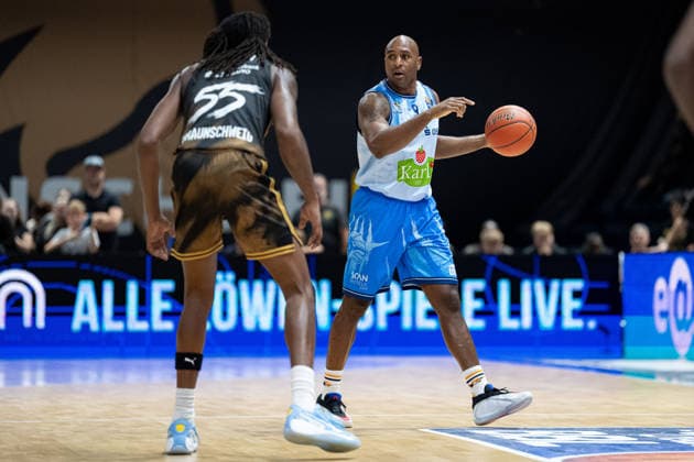 DeAndre Lansdowne (Nr. 9 Rostock Seawolves) gegen Tajh Green (Nr. 55 Basketball Loewen Braunschweig) GER, Basketball Loewen Braunschweig gegen Rostock Seawolves, Basketball, easyCredit BBL, Woche 3, Spielzeit 2026 27, 27.09.2026 GER, Basketball Loewen Braunschweig gegen Rostock Seawolves, Basketball, easyCredit BBL, Woche 3, Spielzeit 2026 27, 27.09.2026 Braunschweig Copyright: xEibner-Pressefoto DanielxREINELTx EP_DRT