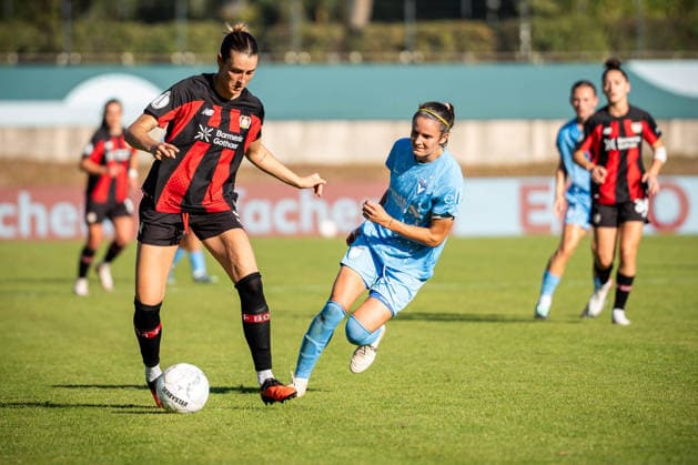 DFB-Pokal: FC Viktoria Berlin vs. Bayer 04 Leverkusen; Berlin, 27.09.2026 DFB-Pokal Frauen: Selina OSTERMEIER (Bayer 04 Leverkusen 2) und Laura CASANOVAS (Viktoria Berlin 53) während dem Spiel FC Viktoria Berlin vs. Bayer 04 Leverkusen im Stadion Lichterfelde am September 27, 2026 in Berlin, Deutschland. Copyright: xBEAUTIFULxSPORTS Kuehnx