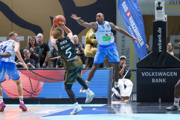 27.09.2026, xgox, Basketball - easyCredit BBL, Basketball Loewen Braunschweig - Rostock Seawolves emspor, v.l. Devin Askew (Braunschweig, 5), Dominic Lockhart (Rostock, 3) Zweikampf, Duell, Kampf, tackle Braunschweig