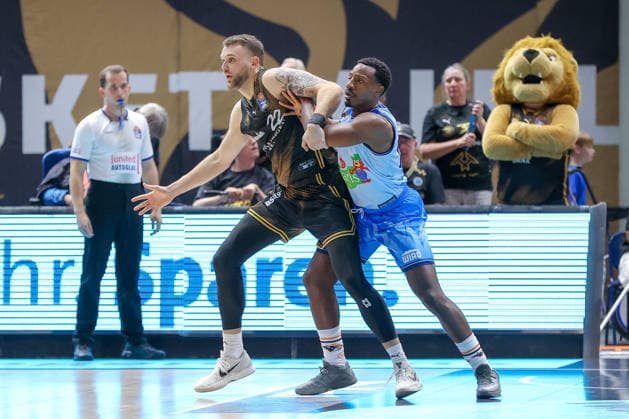 27.09.2026, xgox, Basketball - easyCredit BBL, Basketball Loewen Braunschweig - Rostock Seawolves emspor, v.l. Felipe Haase Thiers (Braunschweig, 22), Johnathan Stove (Rostock, 22) Zweikampf, Duell, Kampf, tackle Braunschweig