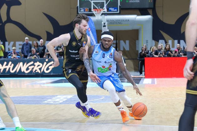 27.09.2026, xgox, Basketball - easyCredit BBL, Basketball Loewen Braunschweig - Rostock Seawolves emspor, v.l. Devin Askew (Braunschweig, 5), TJ Crockett Jr (Rostock, 0) Zweikampf, Duell, Kampf, tackle Braunschweig
