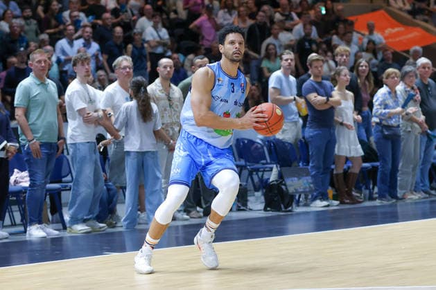 27.09.2026, xgox, Basketball - easyCredit BBL, Basketball Loewen Braunschweig - Rostock Seawolves emspor, v.l. Dominic Lockhart (Rostock, 3) am Ball, plays the ball Braunschweig