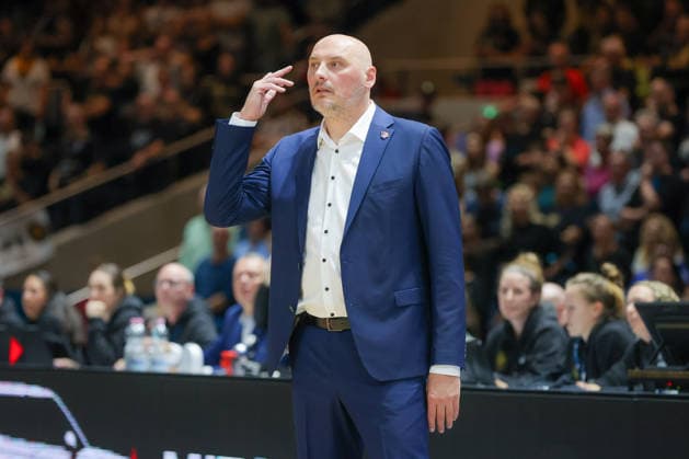 27.09.2026, xgox, Basketball - easyCredit BBL, Basketball Loewen Braunschweig - Rostock Seawolves emspor, v.l. Przemyslaw Frasunkiewicz (Rostock, Trainer) eenttaeuscht, schaut enttaeuscht, niedergeschlagen, disappointed Braunschweig