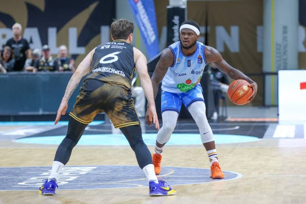 27.09.2026, xgox, Basketball - easyCredit BBL, Basketball Loewen Braunschweig - Rostock Seawolves emspor, v.l. Ferdinand Zylka (Braunschweig, 6), TJ Crockett Jr (Rostock, 0) Zweikampf, Duell, Kampf, tackle Braunschweig